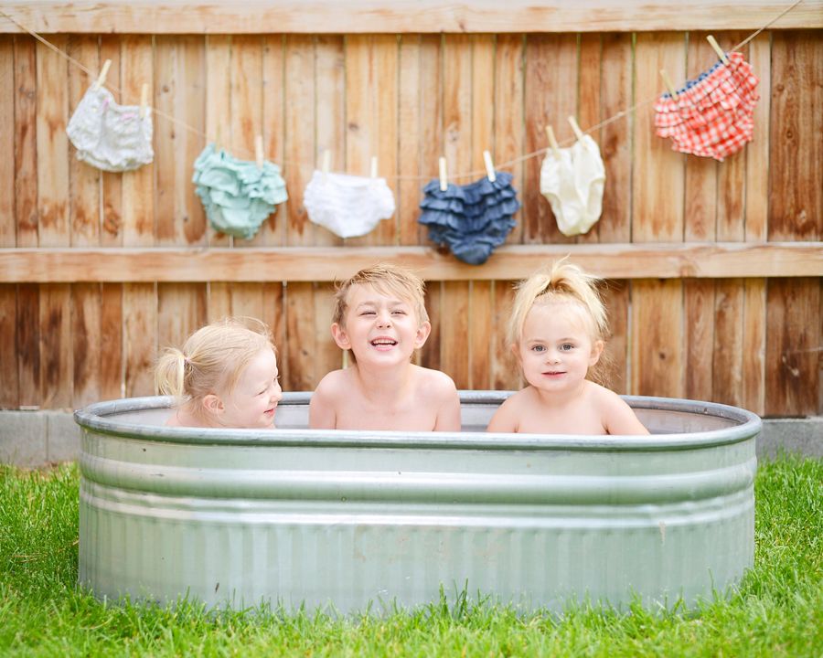 backyard bubbles and bath tub, family portrait 
photographer, Bend Oregon