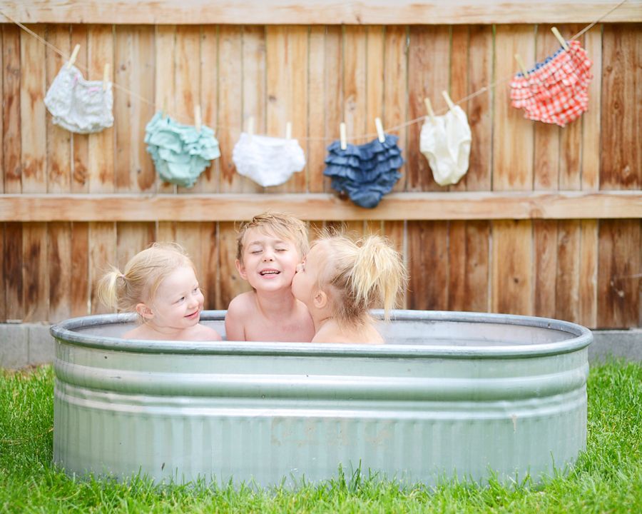 backyard bubbles and bath tub, family portrait 
photographer, Bend Oregon