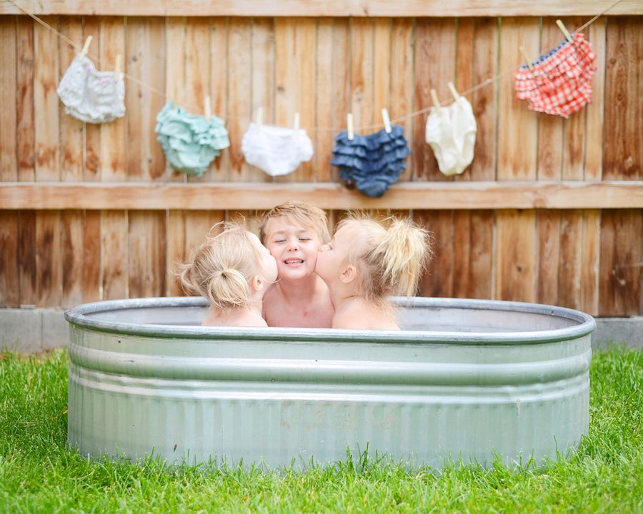 backyard bubbles and bath tub, family portrait 
photographer, Bend Oregon