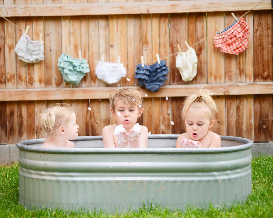 backyard bubbles and bath tub, family portrait 
photographer, Bend Oregon