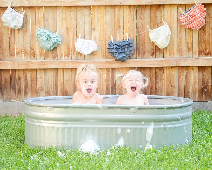 backyard bubbles and bath tub, family portrait photographer, Bend Oregon