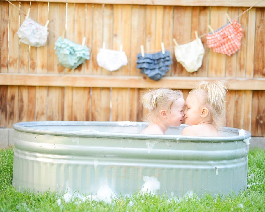 backyard bubbles and bath tub, family portrait 
photographer, Bend Oregon