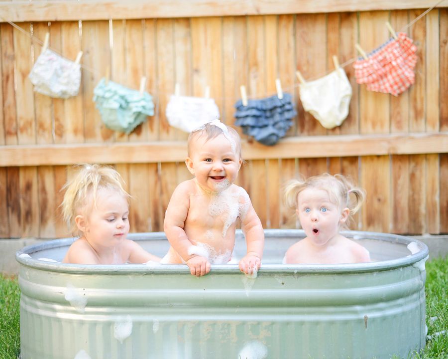 backyard bubbles and bath tub, family portrait 
photographer, Bend Oregon