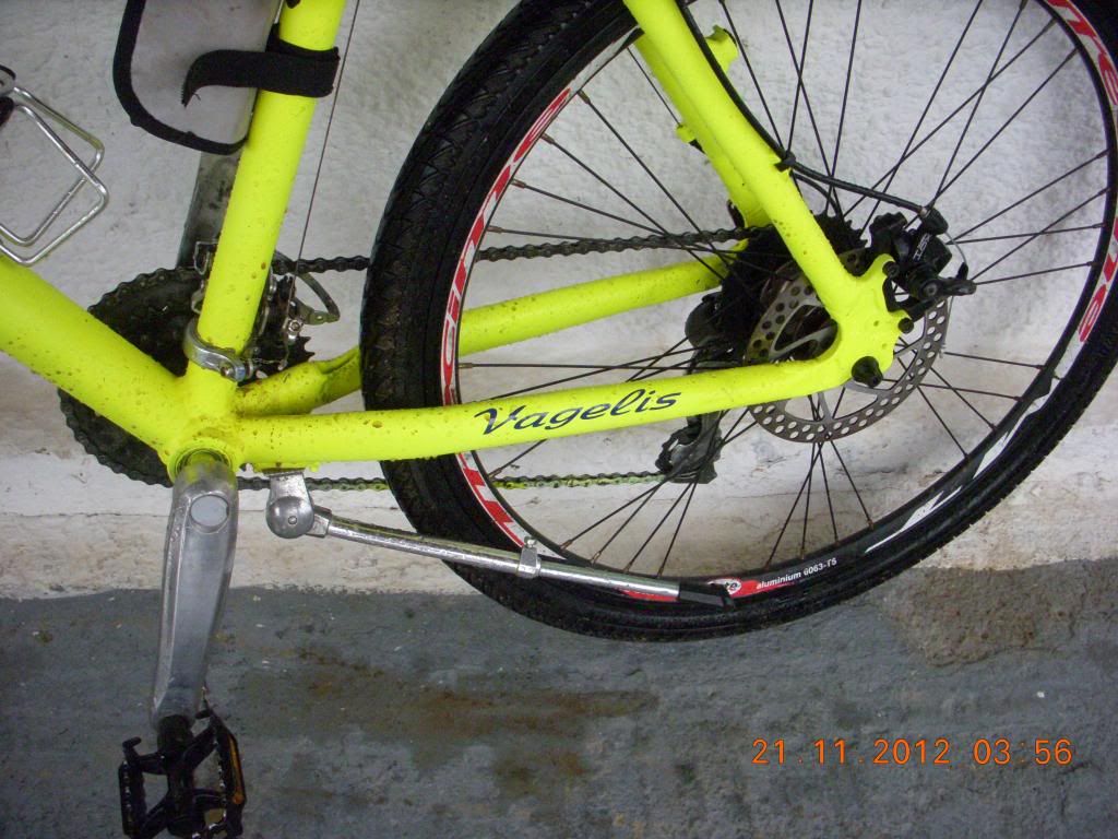 Οι λασπες ειναι απ'τη σημερινη βολτα στη βροχη